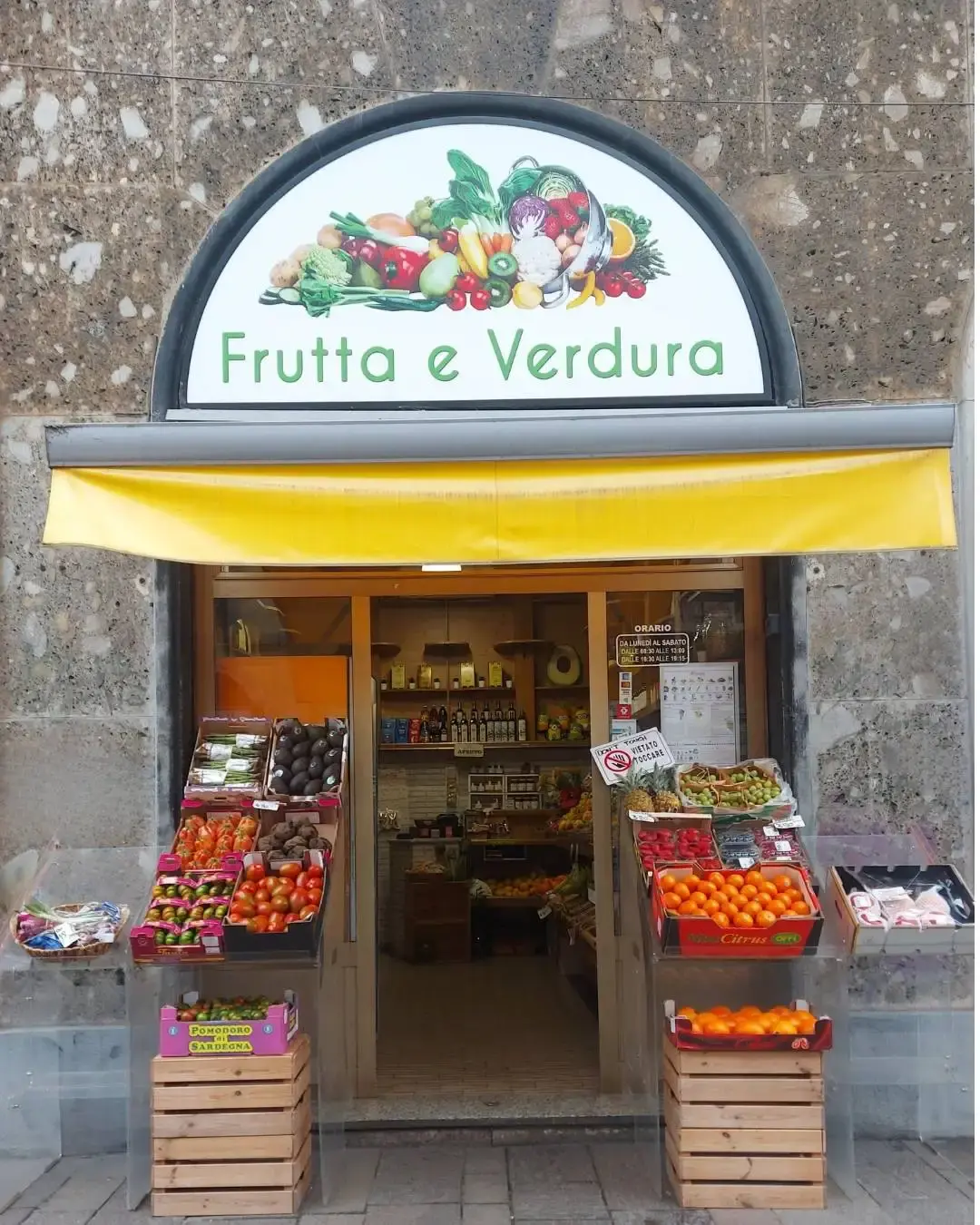 Selezione quotidiana di frutta e verdura 100% italiana, ideale per privati e aziende che cercano qualità