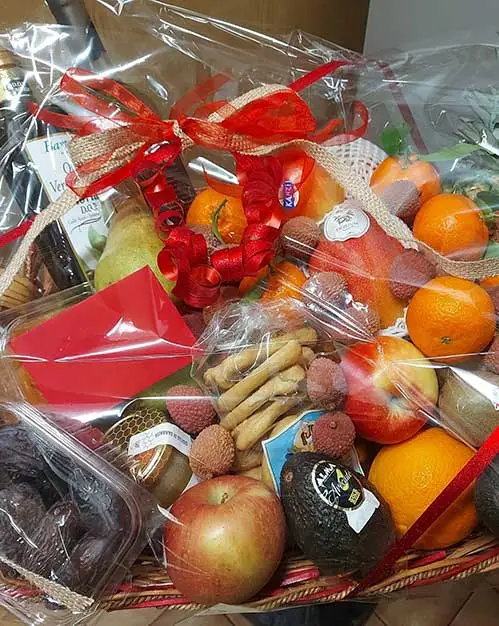 Regala qualità e genuinità con i nostri cesti misti: una selezione di frutta e verdura fresca, ideali per sorprendere con un pensiero sano ed esclusivo